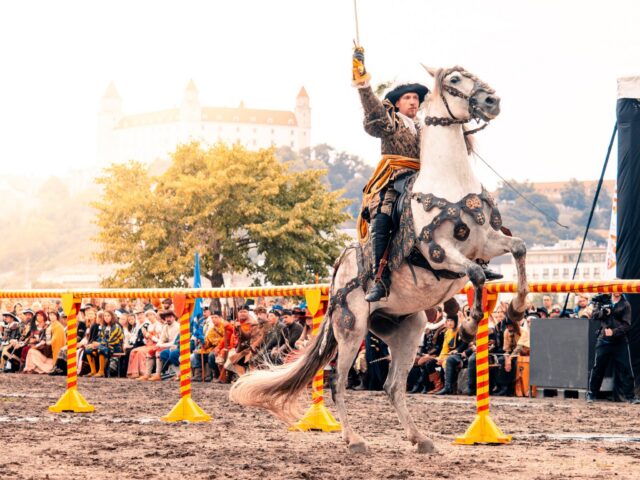 Ein königlicher Abend wartet auf euch. 👑
Freitag, 24. Juli | 17:00 – 20:00 Uhr | Tyrš-Ufer
Eröffnet die Bratislava Coronation Days mit einem Abend voller Ritterkultur: Theaterstück, Gaukler, die Ankunft des königlichen Hofes mit Falkner – und als Highlight das große Ritterturnier TOSTABUR in einer historischen Arena direkt an der Donau.

Für Familien mit Kindern: Ponyreiten & historische Spiele den ganzen Abend.

 #visitbratislava #slovakia #visitslovakia #bcdbratislava