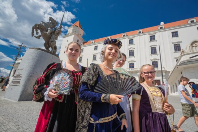 👑 Erleben Sie Bratislava wie zur Zeit der Könige und Königinnen!
Am 25. Juli verwandeln die Bratislavaer Krönungstage die Stadt in eine lebendige Bühne der Geschichte. Freuen Sie sich auf ein historisches Programm auf der Burg Bratislava, den feierlichen Krönungsumzug durch die Altstadt und die symbolische Krönung von Maria Theresia auf dem Hauptplatz.

🔗 www.visitbratislava.com/de/bratislavaer-kroenungstage/